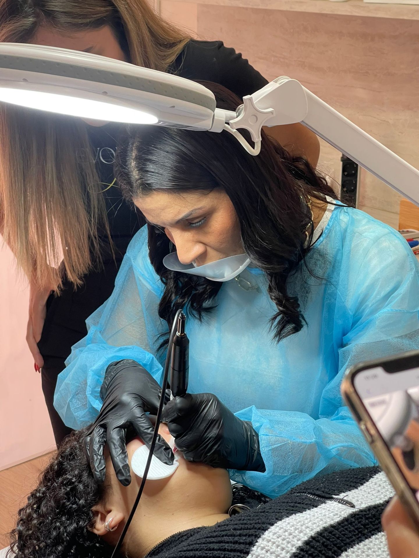 Michelle realizando procedimento de micropigmentação em formação